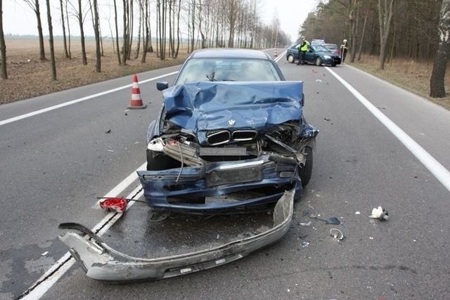 W wyniku uderzenia golf przesunął się do przodu i najechał na kierującego ruchem mężczyznę. Kierujący vw 25-latek oraz potrącony 51-latek trafili do szpitala z urazami kręgosłupa. Teraz szczegółowe okoliczności wypadku ustalają policjanci z Bielska Podlaskiego.