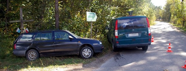 Na skrzyżowaniu zderzyły się dwa samochody: mercedes i volkswagen.