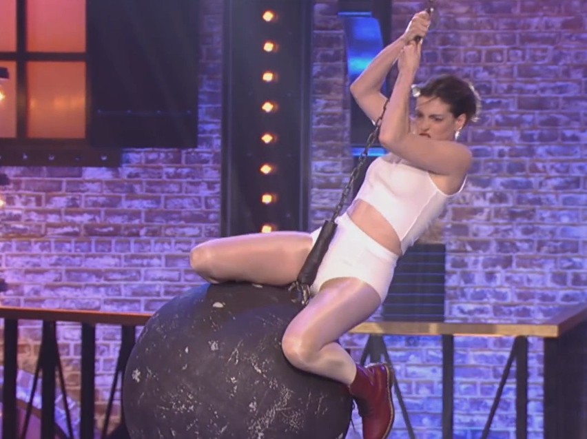 Anne Hathaway jako Miley Cyrus. Parodia "Wrecking Ball" w programie Lip Sync Battle (ZOBACZ FILMY)