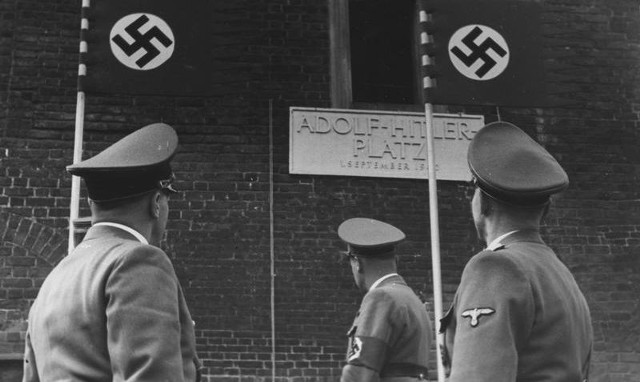 1 września 1940 r. Niemcy przemianowali Rynek Główny na Adolf-Hitler-Platz