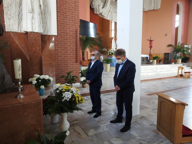 Kwiaty pod pomnikiem Jana Pawła II złożyli burmistrz Połańca...