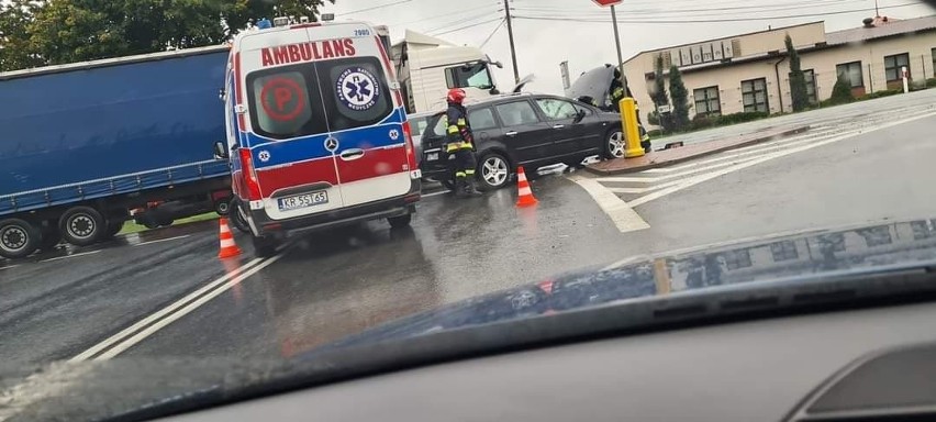 Wypadek w gminie Zielonki na krajowej siódemce. Na śliskiej jezdni zderzyły się dwa pojazdy
