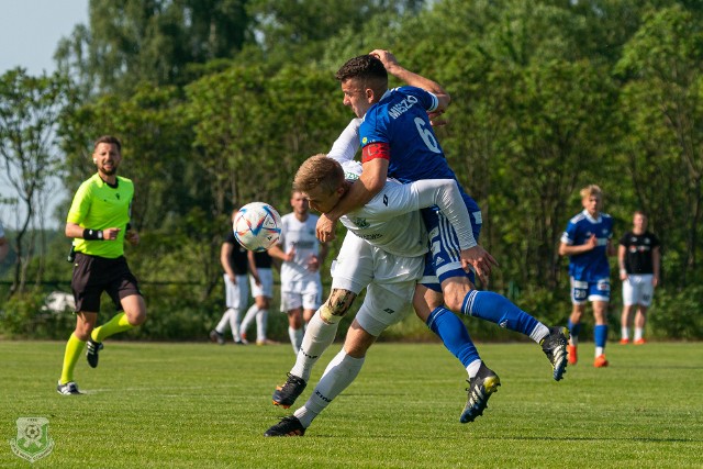 Wiktor Kacprzak (w białym stroju) w pojedynku z kapitanem Mieszka Gniezno Robertem Peplińskim