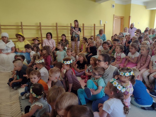 Znakomita zabawa w Przedszkolu nr 5 w Kielcach. Dzieci świetnie spisały się w quizie o porach roku.