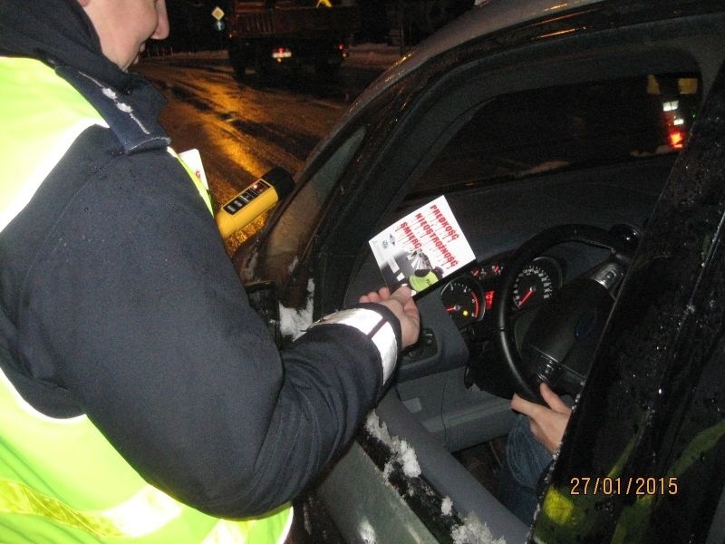 Kierowcy i piesi otrzymują specjalne broszury informujące o...