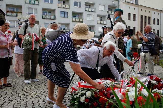 Opolanie uczcili pomordowanych Polaków składając kwiaty pod pomnikiem na placu Wolności.