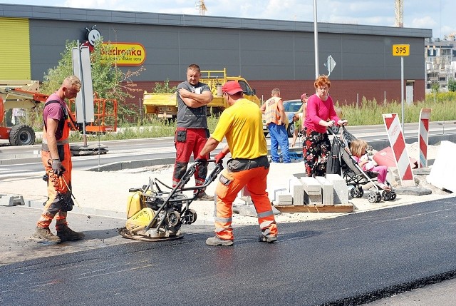 O obiecanym przez urzędników od czerwca płynnym ruchu na Buforowej użytkownicy tej drogi mogą pomarzyć. Budowa idzie pełną parą, a przejazd co chwilę blokują ciężarówki i koparki. Mieszkańcy zastanawiają się, po co powstały przystanki autobusowe przy nowej ulicy, skoro buspas miał być poprowadzony „starą” Buforową, a zmotoryzowani nie przestają zgrzytać zębami na wspomnienie o organizacji ruchu na nowo wybudowanym rondzie