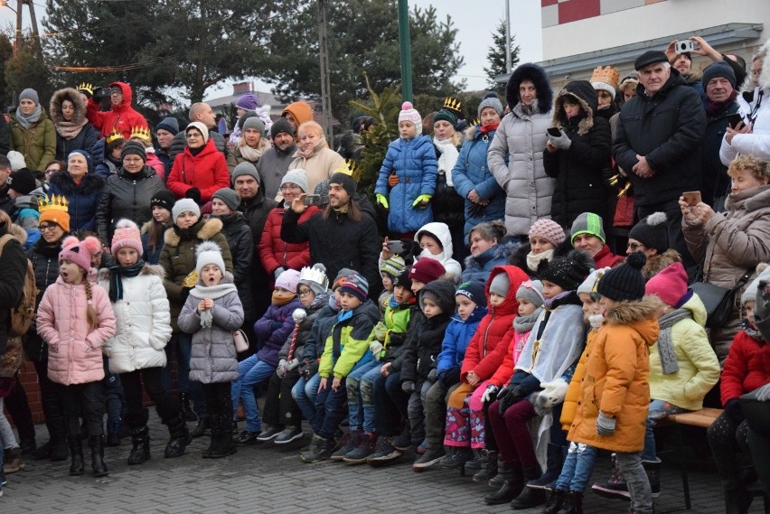 Modlniczka. Żywa Szopka z Trzema Królami i tłumem kolędników