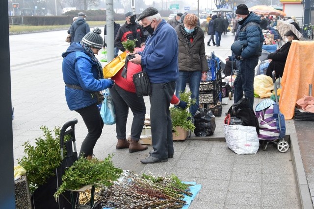 Na kieleckich bazarach we wtorek 30 marca królowała Wielkanoc i wiosna. Świetnie szło wszystko co związane ze świętami - stroiki, pisanki, jajka, chrzan i inne rzeczy niezbędne do święconki czy śniadania wielkanocnego. Było też mnóstwo wiosennych kwiatów - głównie bratków i stokrotek. Zobaczcie co się działo we wtorek 30 marca na kieleckich bazarach i co szło najlepiej