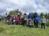 Zawody wędkarskie z okazji Dnia Dziecka na zbiorniku "Starorzecze" w Mokrsku Dolnym. Młodzi zawodnicy rywalizowali o puchar wójta Sobkowa