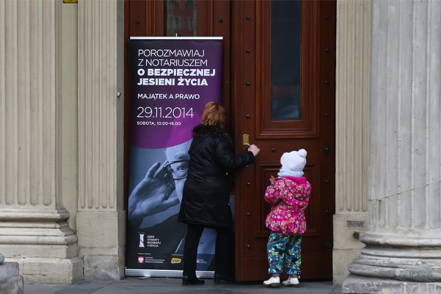 Oczywiście, jeśli mamy taką możliwość, to najlepszym rozwiązaniem jest sporządzenie testamentu w kancelarii notarialnej. Jednak sporządzenie go nawet w formie własnoręcznie spisanego dokumentu, to spore ułatwienie dla bliskich. Lepiej posiadać taki testament niż żaden. Szczególnie, że dziedziczenie ustawowe zapewni naszym bliskim podział tego, co po sobie pozostawimy, ale nie da gwarancji zachowania dobrych relacji rodzinnych.