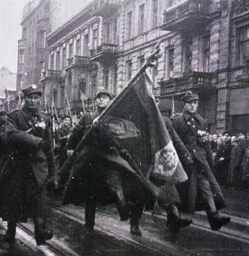 Polscy żołnierze defilują w 1945 roku ulicami Łodzi