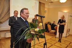 Tadeusz Szaciło odbiera  nagrodę dla Przedsiębiorstwa...