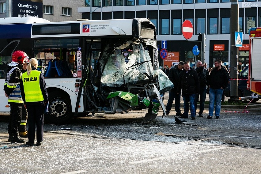 Wypadek na Bramie Portowej w Szczecinie: zderzenie tramwaju...