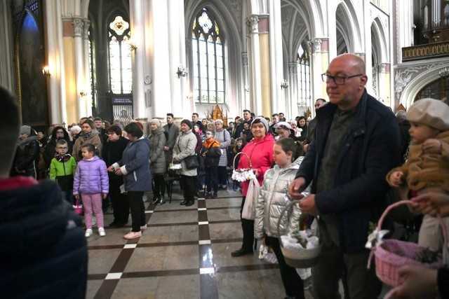 Święcenie pokarmów w Katedrze Opieki Najświętszej Marii Panny w Radomiu.