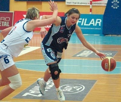 Agnieszka Szott (z piłką) zasygnalizowała w Toruniu zwyżkę formy. To dobry znak przed fazą play off. Z lewej, Katarzyna Milewicz z Novej Trade.