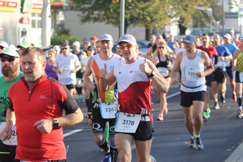 Zdjęcia z maratonu w Poznaniu 2018 - biegacze na pierwszym...