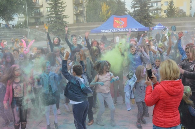 Już w najbliższy weekend w powiecie skarżyskim odbędzie się wiele ciekawych imprez. Wśród nich: festyn, występy artystyczne, koncerty i festiwal kolorów. Miłośnicy kultury będą się mogli również wybrać na ciekawe seanse filmowe oraz do teatru. Ciekawe imprezy odbędą się w całym województwie. Na kolejnych slajdach weekendowe propozycje imprezowe w powiecie skarżyskim>>>