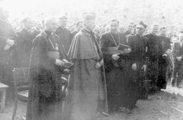 Ks. kardynał Stefan Wyszyński (drugi z lewej) przystał na dokonany pod presją władz wybór ks. infułata Emila Kobierzyckiego (trzeci z lewej) na wikariusza generalnego, by uniknąć rozłamu w Kościele. (Zdjęcie wykonane na Górze św. Anny podczas święceń kapłańskich w roku 1953).
