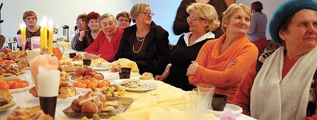 Spotkanie noworoczne w szczecineckiej Lidze &#8211; na stole nie zabrakło przysmaków, a czas umilały występy artystyczne pań.