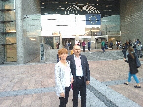 Jolanta i Grzegorz Dziub przed Parlamentem Europejskim.