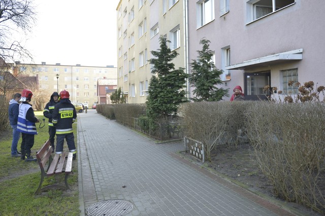 Starsza kobieta zginęła w pożarze, który wybuchł w poniedziałek przy ul. Piłsudskiego w Słupsku. Straż pożarna otrzymała wiadomość o wybuchu pożaru w budynku wielorodzinnym przy ul. Piłsudskiego w poniedziałek o godz. 9.30. Na miejsce pojechało 5 zastępów Państwowej Straży Pożarnej w Słupsku, które zaczęły gasić ogień w jednym z pokoi  mieszkania położonego na parterze budynku. - Ratownicy medyczni, którzy przybyli na miejsce stwierdzili zgon starszej kobiety, którą znaleziono w pokoju objętym pożarem - mówi Grzegorz Falkowski, zastępca komendanta PSP w Słupsku.Ogień jest już ugaszony. Dzięki sprawnej akcji strażaków nie wyszedł poza obręb pokoju. Strażacy jeszcze pilnują pogorzeliska. Na razie nie wiadomo, co było przyczyną pożaru. Będzie to badać policja.- Ofiarą pożaru jest 90-letnia kobieta. Prawdopodobnie pożar wybuchł w wyniku zaprószenia ognia. Będziemy badać w jakich okolicznościach mogło do tego dojść. Na miejscu jest już prokurator. - mówi Robert Czerwiński, oficer prasowy słupskiej policji. Oglądaj także: Pożar samochodów na ul. Portowej w Słupsku. Trzy auta spłonęły doszczętnie - wideo archiwum