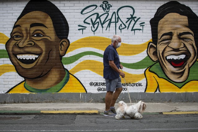 Pele i Garrincha - mural z gwiazdami brazylijskiej piłki na jednej z ulic Rio de Janerio