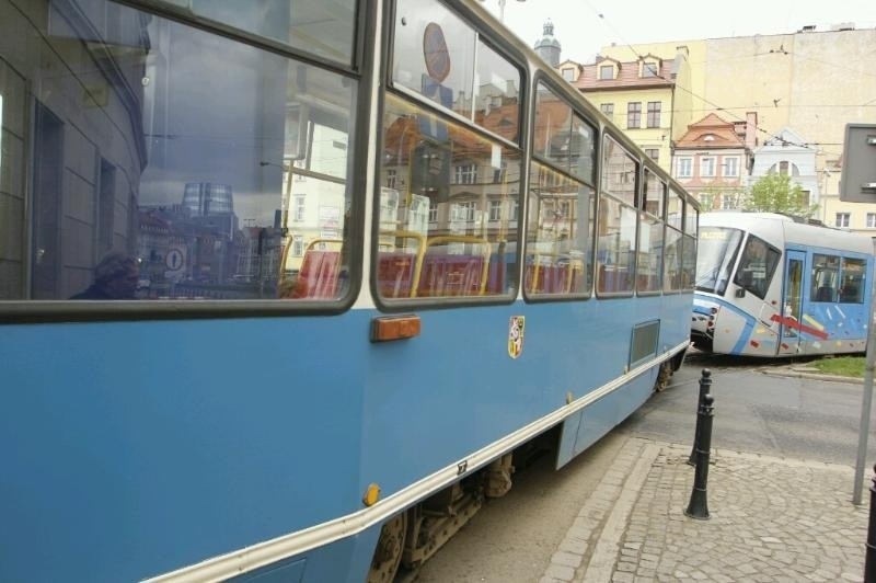 Wrocław: Awaria tramwaju 71. Odholowała go nowa skoda (ZDJĘCIA)