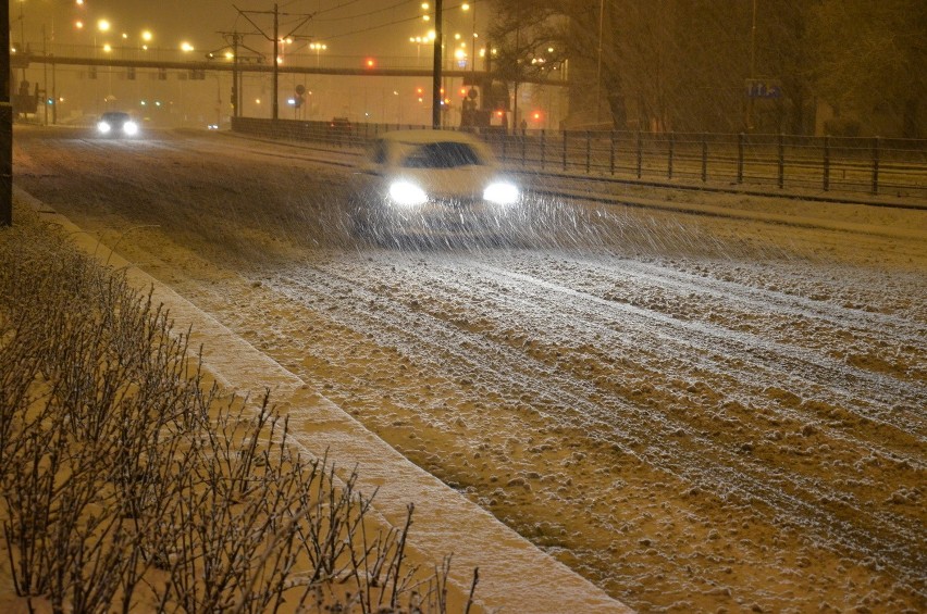 Śnieżyca w nocy zasypała Wrocław. Jak będzie dzisiaj? (ZDJĘCIA I FILM)