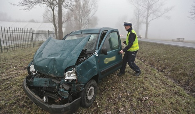 (pij)Do wypadku doszło w środę, 9 marca z samego rana na „trasie śmierci” na wysokości Świdnicy.Jak wynika z pierwszych ustaleń, bus z pasażerami, który jechał w kierunku Zielonej Góry, w pewnym momencie zwolnił. Na trasie była gęsta mgła. Wtedy w tył pojazdu uderzyło rozpędzone renault. Samochód odbił się i wypadł z drogi. Siła zderzenia była na tyle duża, że kierowca renault wybił dziurę w przedniej szybie.Wezwana karetka pogotowia zabrała rannego mężczyznę do szpitala. Policja na miejscu wypadku wprowadziła ruch wahadłowy. Utrudnienia potrwają jeszcze przez kilka godzin.