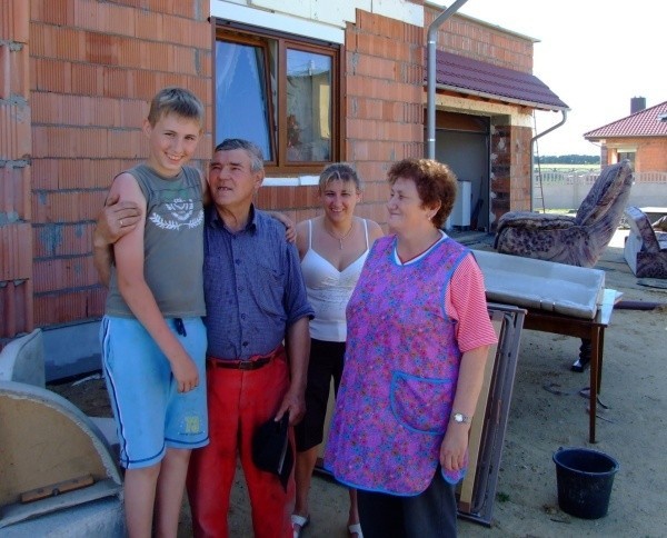 Jedną z pierwszych rodzin, której udało się zamieszkać w nowym domu są państwo Maria i Walter Klyta z Sieroniowic. W nowym domu mieszkają razem z córką, zięciem i wnukiem.