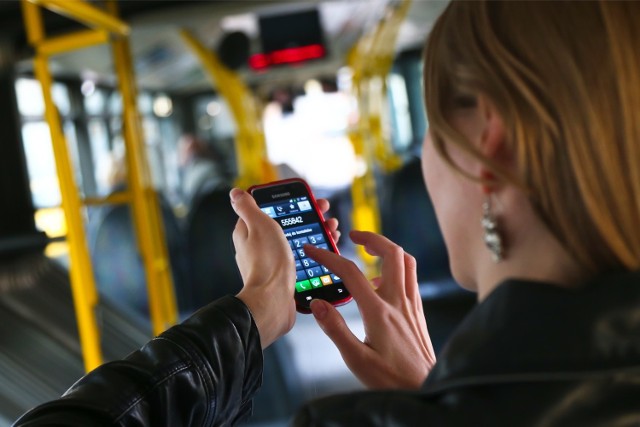 Masz nieodebrane połączenie w telefonie? Dobrze się zastanów, zanim oddzwonisz. Urząd Komunikacji Elektronicznej ostrzega, że takie połączenie może kosztować kilka, a nawet kilkanaście złotych za minutę. Kliknij i zobacz na jakie numery uważaćNumery, które na pierwszy rzut oka mogą przypominać te z Warszawy, w rzeczywistości mogą prowadzić do oszustów z Wybrzeża Kości Słoniowej czy Gwinei Bissau.http://www.gazetawroclawska.pl/artykul/zdjecia/9284619,nieodebrane-polaczenie-uwazaj-moze-cie-slono-kosztowac,16667475,id,t,zid.html