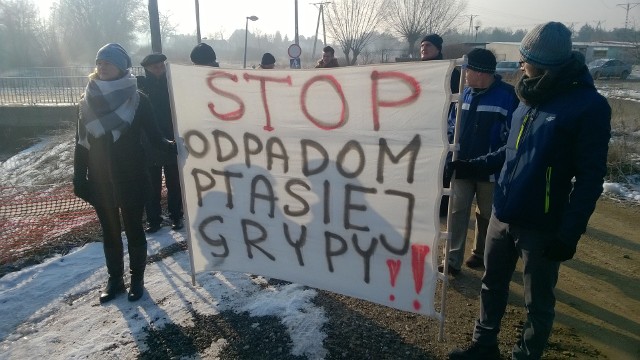 Mieszkańcy Łupowa protestują przeciwko odpadom ptasiej grypie. Zwożone są w pobliże ich wsi.