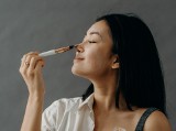 Koreańska pielęgnacja skóry twarzy. Poznaj sekrety urody wiecznie młodych Azjatek. Na czym polega ten rytuał pielęgnacji cery?
