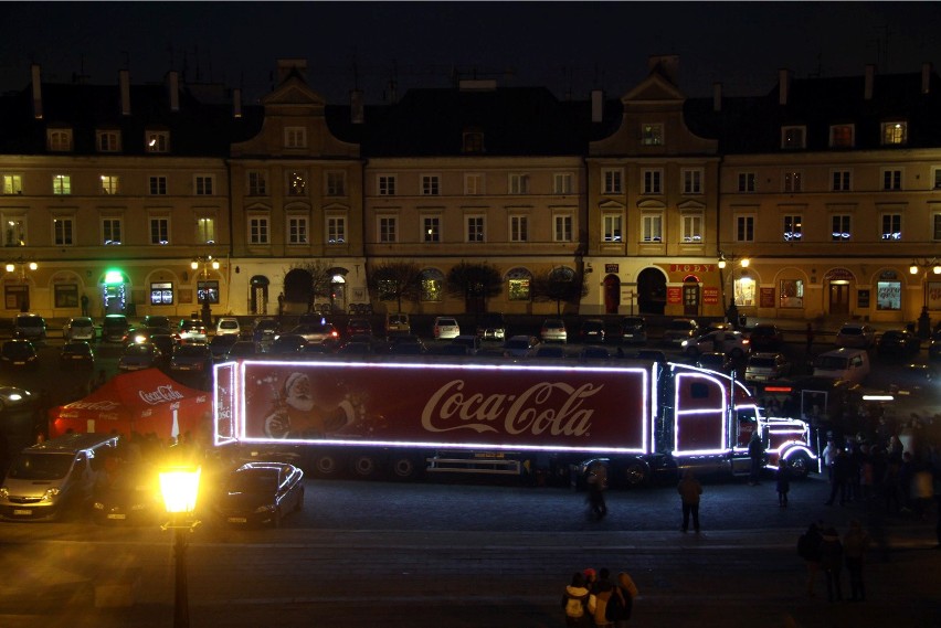 Czerwona ciężarówka Coca-Cola pojawiła się w telewizji w...