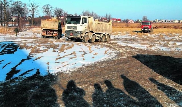 Tysiące ciężarówek zwoziło tony śmieci, gruzu i obcej gleby w pobliże rezerwatu Mechelińskie Łąki.