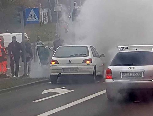 Do pożaru peugeota doszło w piątek, ok. godz. 13 9 listopada, na al. Konstytucji 3 Maja przy hotelu Ruben. Na miejsce przyjechał straż pożarna i policja. Osobówka zapaliła się w czasie jazdy przy skrzyżowaniu z ulicami Długą, Fabryczną i Moniuszki. Dym i ogień zaczęły wydobywać się silnika peugeota. Na miejsce dojechała zaalarmowana straż pożarna i policja. Jeden pas ruchu został zablokowany. Na al. Konstytucji 3 Maja natychmiast utworzył się olbrzymi korek. Strażacy szybko opanowali pożar peugeota.Tragiczny wypadek na niestrzeżonym przejeździe kolejowym w Sarbiewie. Zginęła pasażerka citroena, trzy osoby ranne. WIDEO: