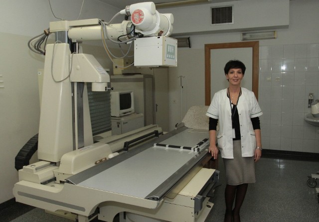 - Ten aparat RTG jest już nieużywany. W pracowni już niedługo będzie nowoczesne urządzenie - mówi Ewa Pastuszka, kierownik zakładu diagnostyki obrazowej i radiologii diagnostycznej szpitala na Józefowie.
