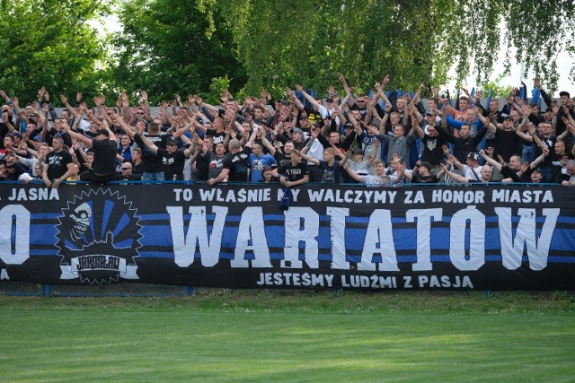 1500 kibiców zasiadło w sobotę na trybunach stadionu w Jarosławiu, aby zobaczyć mecz JKS-u ze Stalą Rzeszów. Miejscowi wygrali nieoczekiwanie 2:1. To trzecie z rzędu zwycięstwo jarosławian.JKS Jarosław - Stal Rzeszów 2:1 (1:0) Bramki: 1:0 Surmiak 41, 1:1 Bętkowski 47, 2:1 Zawiślak 61.JKS: Adamczyk - Broda (76Pelc), Wawryszczuk, Rogala (64 Szymczak żk), Surmiak (73 Pałys-Rydzik), Viscovich żk, Raba (66 Purcha), Konefał, Sobolewski, Ochał żk, Zawiślak żk (87 Bała). Trener Szymon Szydełko.Stal: Wasiluk - Kursa, Duda, Gliniak żk (46 Skiba), Gil (89 Puc), Ceglarz, Szeliga, Maślany (46 Kordas), Reiman żk, Bętkowski (71 Revak), Pikul. Trener Tadeusz Krawiec.Sędziował Kuźniar (Kraków). Widzów 1500.