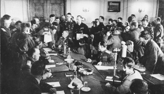 Podpisanie aktu kapitulacji Niemiec - Berlin, 8 maja 1945 r.