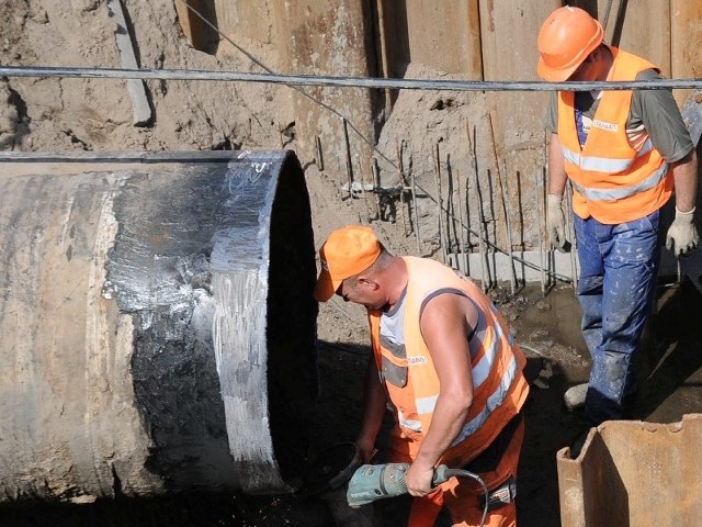Po przeniesieniu rury drogowcy mogą kontynuować prace przy budowie tunelu pod ul. Wschodnią