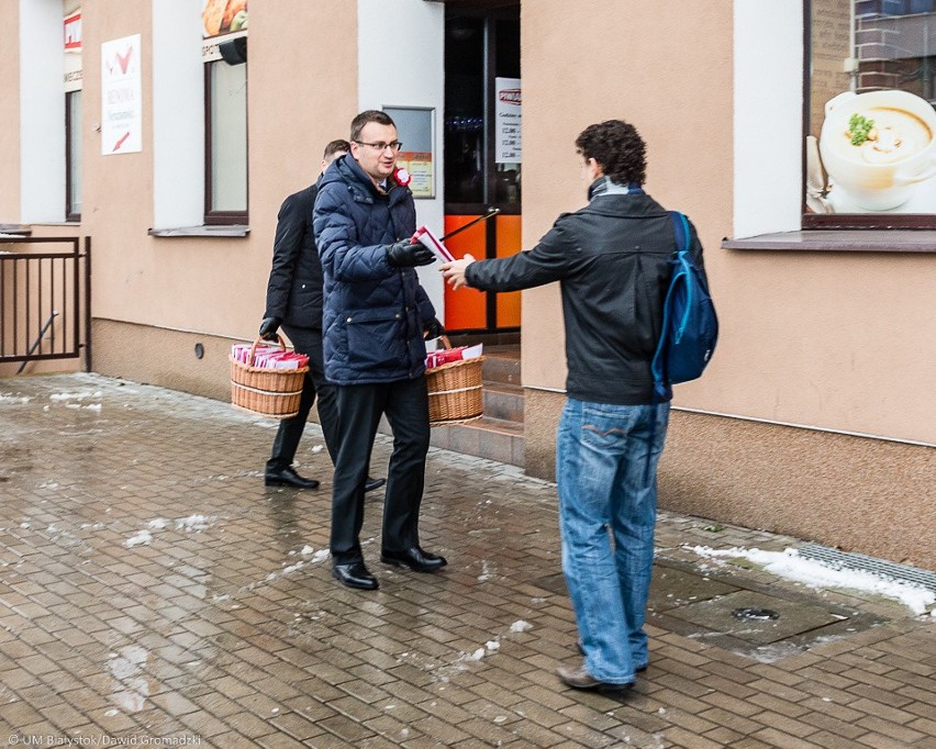 Prezydenci rozdawali mieszkańcom flagi