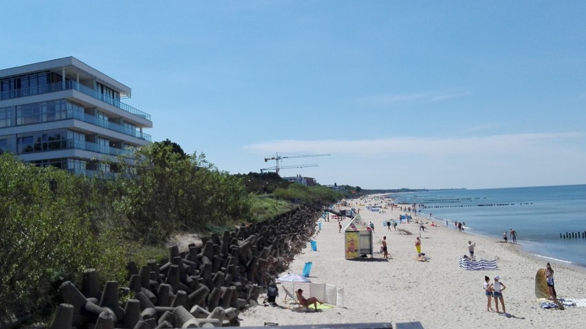 Słoneczna pogoda nad morzem sprawiła, że na plażach pojawili...