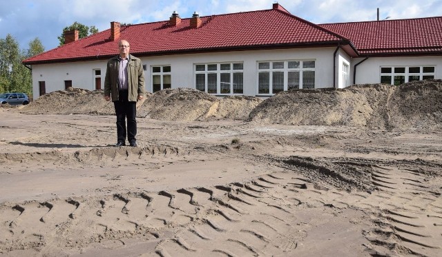 Wójt Krasocina Ireneusz Gliściński na placu budowy boiska przy szkole w Czostkowie.