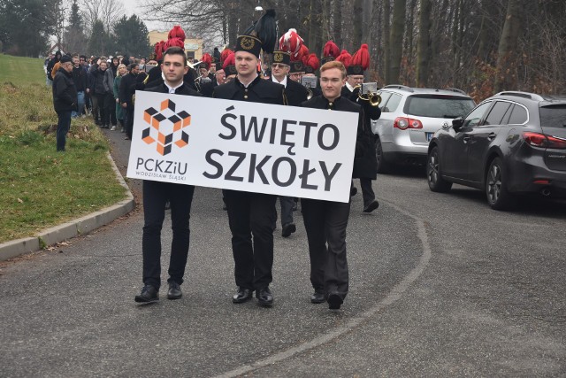 PCKZiU, powiat wodzisławski i Eko-Okna podpisały umowę o współpracy podczas uroczystej akademii z okazji święta szkoły.