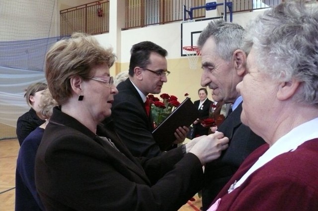 Wojewoda Bożentyna Pałka - Koruba wręczyła jubilatom z Iwanisk odznaczenia za długoletnie pożycie małżeńskie.