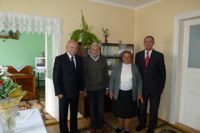 Wójta Mariana Burasa i przewodniczącego Janusza Wojtysia z radością przyjęli w domu państwo Krystyna i Henryk Jarosowie. Wraz z nimi świętowała cała rodzina. Pojawiły się dzieci i wnuki.