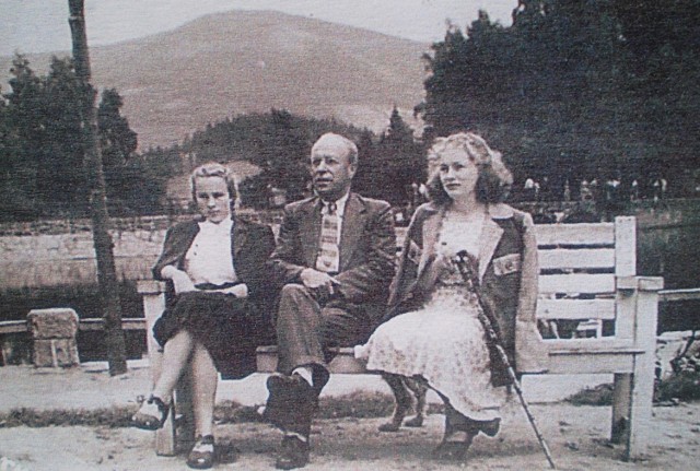 Feliks Madej i jego córka (z prawej) Irena, żona malarza Mariana Szczerby, po wojnie w Karpaczu.