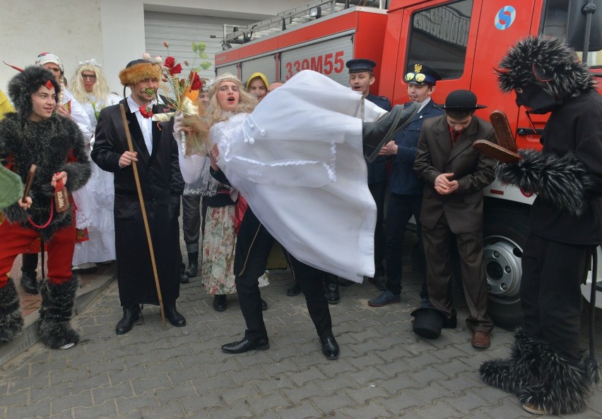 Ścięcie Śmierci w Jedlińsku. Tradycyjne kusaki przyciągnęły tłumy gości 