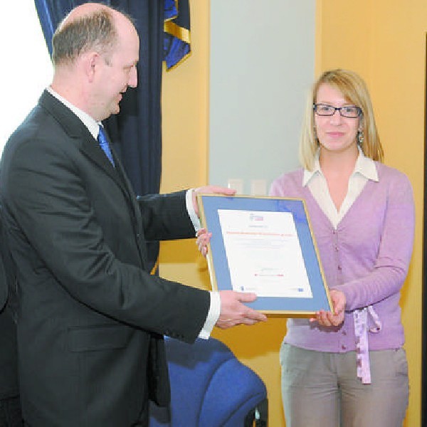 Marek Ciesielski, dyrektor zarządzający II Oddziału MR, wręcza dyplom Annie Klawikowskiej, pełnomocnik w Miejskich Wodociągach i Oczyszczalni w Grudziądzu